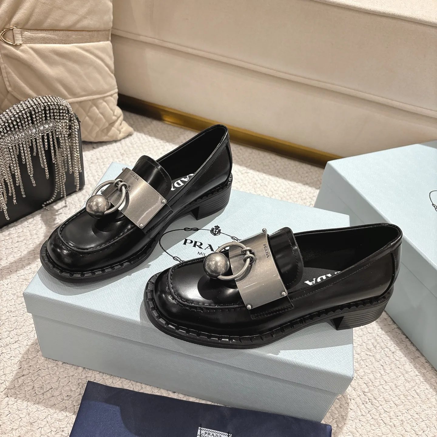 👟👟Ex-factory price 600👟👟 Prad✅Certified𝟐𝟎𝟐5𝙨𝙨 Early Spring Prada💯 #陈昊宇 Same style, many celebrity internet celebrities have the same style/medium-heeled British loafers, the metal buckle design adds a sense of sophistication, the overall shape is full of aura, and the British style small leather shoes are casual and high-end. Chen Haoyu’s same style/Prada25ss loafers! Fabric: Imported open edge beads Lining: Imported sheepskin Insole: Imported cowhide Women's model: Standard code 35-41 (customized at 40.41).  Color: black. light brown. white #陈昊宇 Same style Prada loafers # Temperament wear